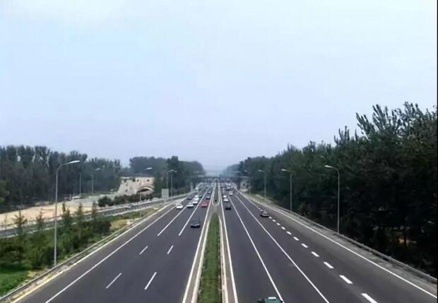 間斷性踩油門的操作，能讓我們?cè)谛旭倳r(shí)省油嗎？